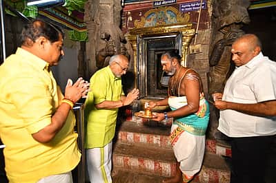 மதுரை மீனாட்சியம்மன் கோயிலில் குடியரசு துணைத் தலைவர் சி.பி. ராதாகிருஷ்ணன் சாமி தரிசனம்! 