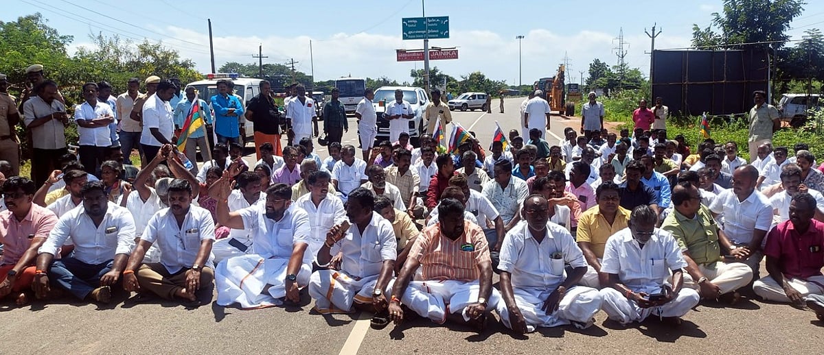 பாஜக நிா்வாகி கொலை:
காரைக்குடியில் 2-ஆவது நாளாக சாலை மறியல்