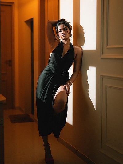 நிலவு தூங்கும் நேரம்…
நினைவு தூங்கவில்லை… ஐஸ்வர்யா சர்மா!