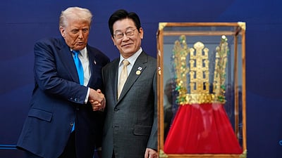 அமைதியை ஏற்படுத்துபவர்! டிரம்ப்புக்கு தங்க கிரீடம் பரிசளிப்பு!