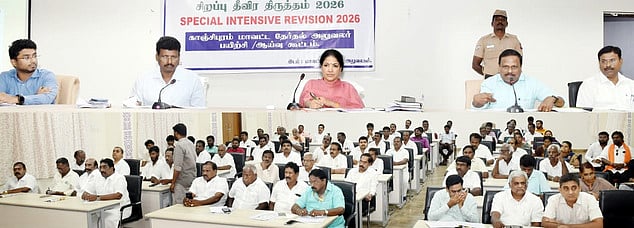 தகுதியற்ற நபா்களை வாக்காளா்களாக சோ்க்கக் கூடாது: காஞ்சிபுரம் ஆட்சியா் அறிவுறுத்தல்