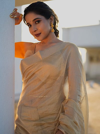 சூரிய ஒளியில் தங்கத்தைப் பூசி... சாக்சி அகர்வால்!