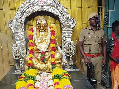 பசும்பொன் முத்துராமலிங்கத் தேவர் நினைவிடத்தில் எடப்பாடி பழனிசாமி மரியாதை