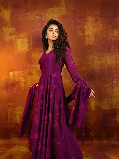 பர்ப்பிள் மூட்... அனுபமா பரமேஸ்வரன்!