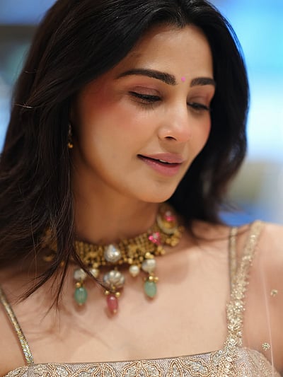 ஒன்று எனக்காக, ஒன்று கணக்கிற்காக... டெய்சி ஷா!