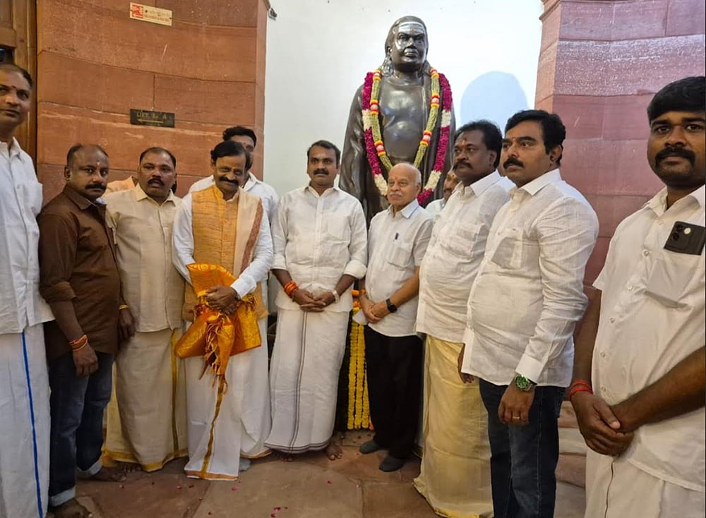 நாடாளுமன்ற வளாகத்தில் அமைந்துள்ள தேவரின் திருவுருவச் சிலைக்கு மாலை அணிவித்து மரியாதை செலுத்திய மத்திய இணையமைச்சர் எல். முருகன்,பாஜக நாடாளுமன்ற அலுவலகச் செயலாளர் வேணுகோபால் உள்ளிட்ட தில்லி வாழ் தமிழ் மக்கள்.