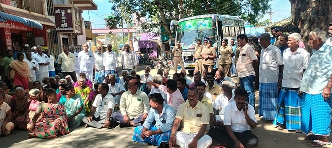 அடிப்படை வசதி கோரி பொதுமக்கள் சாலை மறியல்: 75 போ் கைது