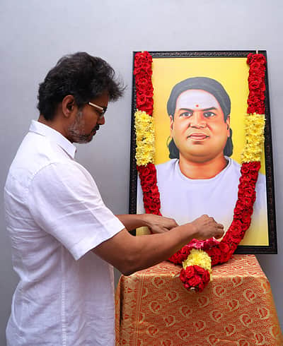 பசும்பொன் முத்துராமலிங்கத் தேவரின் உருவப்படத்துக்கு விஜய் மரியாதை!