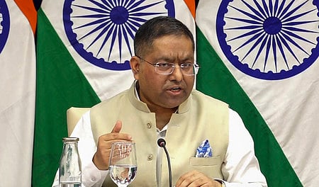 ரஷிய எண்ணெய் இறக்குமதி: அமெரிக்கத் தடையின் தாக்கங்களை ஆராயும் இந்தியா - வெளியுறவு அமைச்சகம்