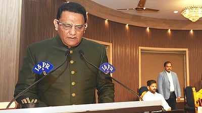 தெலங்கானா அமைச்சராக பதவியேற்ற முன்னாள் கிரிக்கெட் வீரர் முகமது அசாருதீன்!