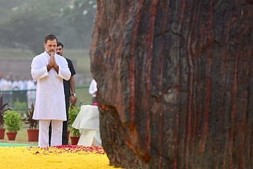 இந்திரா காந்தி நினைவு நாள்: சோனியா, ராகுல் காந்தி மரியாதை!