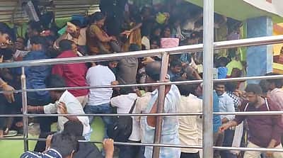 ஆந்திர கோயிலில் கூட்ட நெரிசல்: 9 பக்தர்கள் பலி!