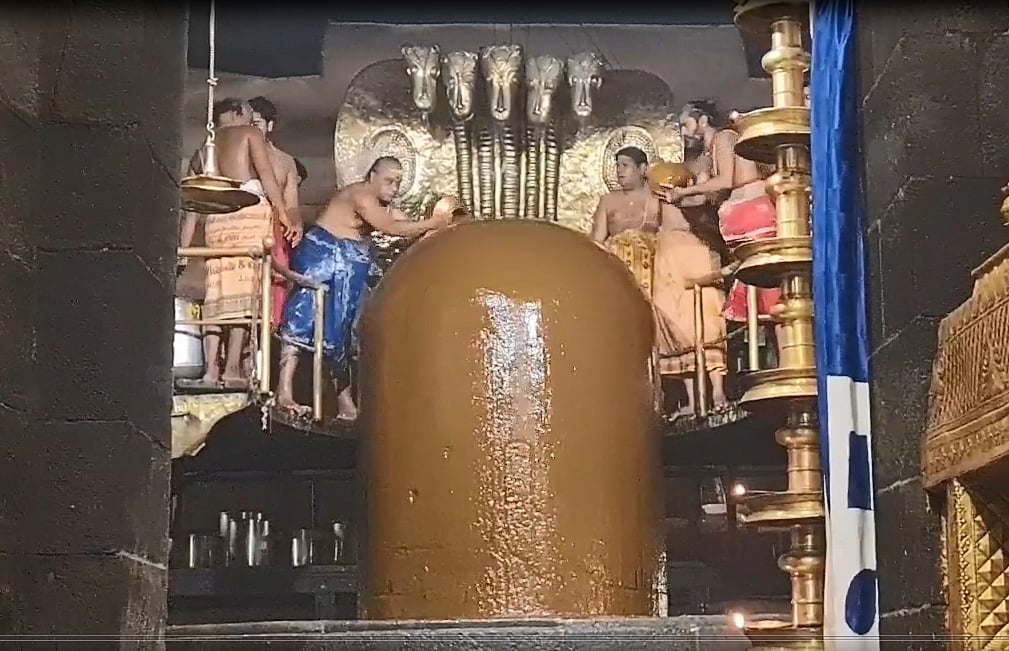 ராஜராஜ சோழன் சதய விழா: பெருவுடையாருக்கு பேரபிஷேகம்!