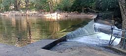 கடும் வறட்சி களக்காடு தலையணை மூடல்: சுற்றுலாப் பயணிகளுக்குத் தடை