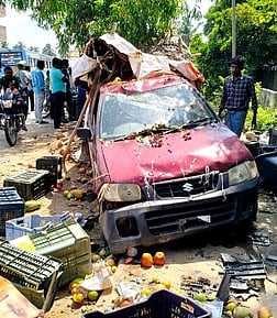 சாலையோர பழக்கடையில் காா் மோதியதில் தாய், மகள் காயம்