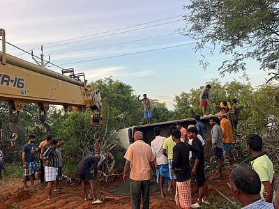 தென்னிலை அருகே மினி லாரி கவிழ்ந்து தொழிலாளர்கள் 3 பேர் பலி, 2 பேர் படுகாயம்