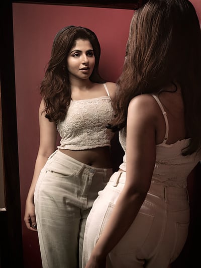 கண்ணாடி சுவர்களுக்கிடையில்... ஐஸ்வரியா மேனன்!