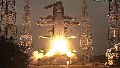 விண்ணில் பாய்ந்த எல்விஎம்-3 ராக்கெட் - புகைப்படங்கள்
