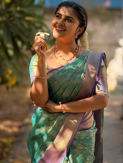 பூவோடு பேசும் காற்று... ஷாலினி! 