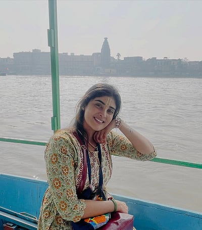 அன்புக்கும் சிரிப்புக்கும்... நிமிஷிகா!