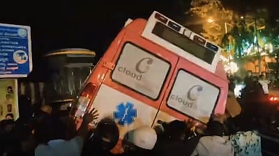 பெங்களூரு: கட்டுப்பாட்டை இழந்த ஆம்புலன்ஸ் இருசக்கர வாகனங்கள் மீது மோதியதில் தம்பதி பலி  