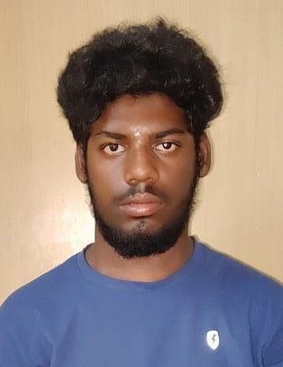 காரில் புகையிலைப் பொருள் கடத்தல்: இளைஞா் கைது