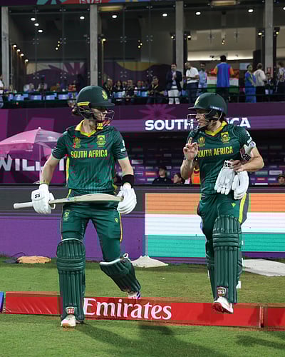 பந்துவீச்சிலும் ஷஃபாலி அசத்தல்: 4 முக்கிய விக்கெட்டுகளை இழந்த தென்னாப்பிரிக்கா!