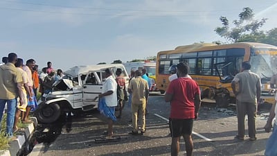 கோவில்பட்டி தேசிய நெடுஞ்சாலையில்  பள்ளி வேன் - கார் மோதி விபத்து: ஒருவர் பலி