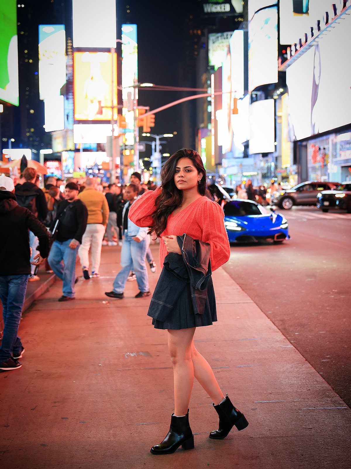 நியூயார்க்கில் நாயகி ஊர்வலம்... ஏஞ்செலின்!