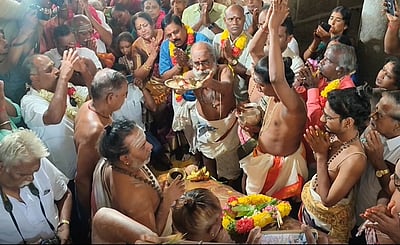 ஆதி கும்பேஸ்வரர் கோயிலில் புதிய கொடி மரம் பிரதிஷ்டை! 