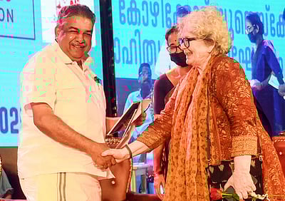 அழிவில் ஜனநாயகம்! ஆட்சியில் இருக்கும் சக்திகளே காரணம்! -எழுத்தாளர் சாரா ஜோசப்