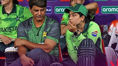 மகளிர் உலகக் கோப்பை தோல்வி எதிரொலி! பாகிஸ்தான் அணி தலைமைப் பயிற்சியாளர் நீக்கம்!