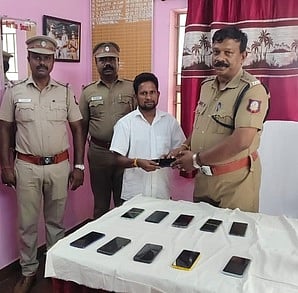 காணாமல் போன கைப்பேசிகள் மீட்பு: உரிமையாளா்களிடம் ஒப்படைப்பு