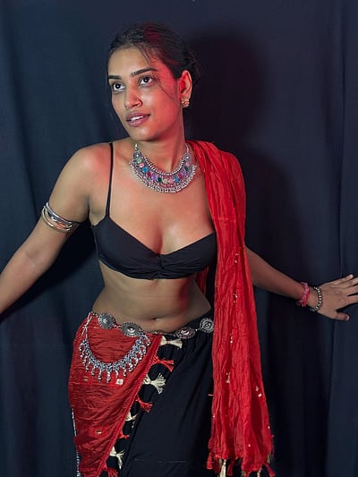 மழை வருமோ... ராதிகா கௌஷிக்!