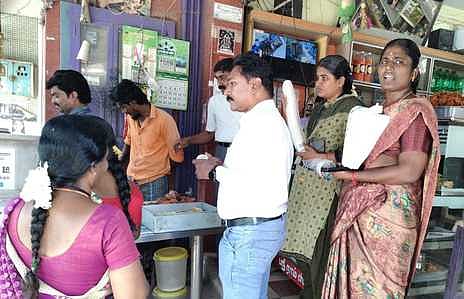 கடைகளில் நெகிழிப் பொருள்கள் பறிமுதல்