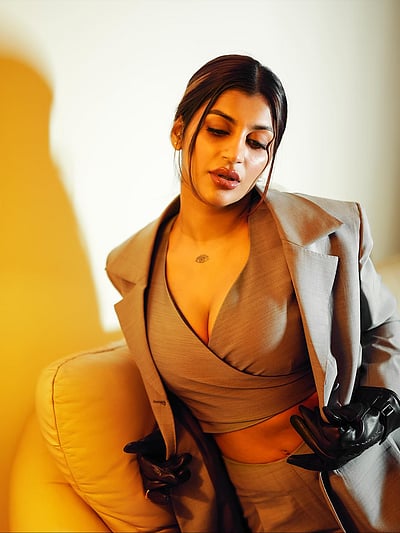 சமாளிப்புகளைவிட ஆடையின் விலை அதிகம்... யாஷிகா ஆனந்த்!