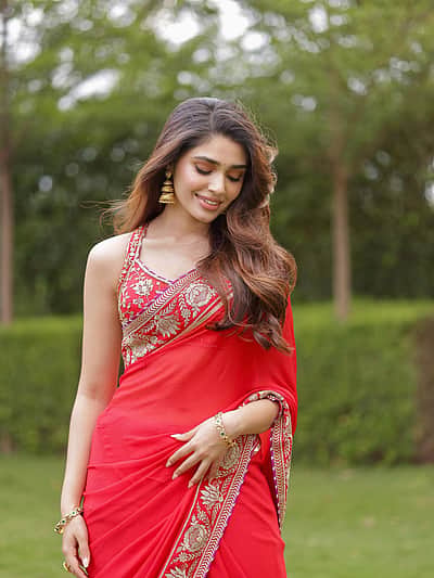பறவைகளில் அவள் மணிப்புறா... கீர்த்தி ஷெட்டி!