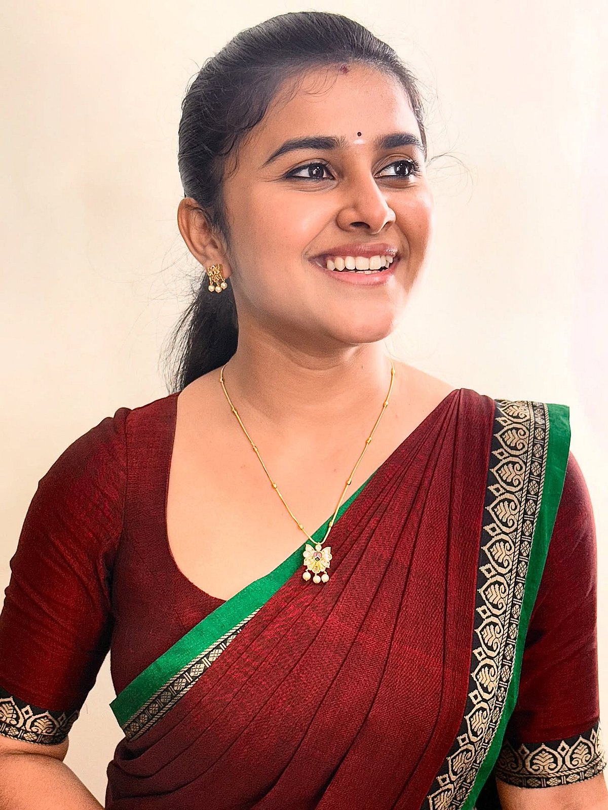 கருகரு கண்களால்... ராஜி எப்படி? ஷாலினி!