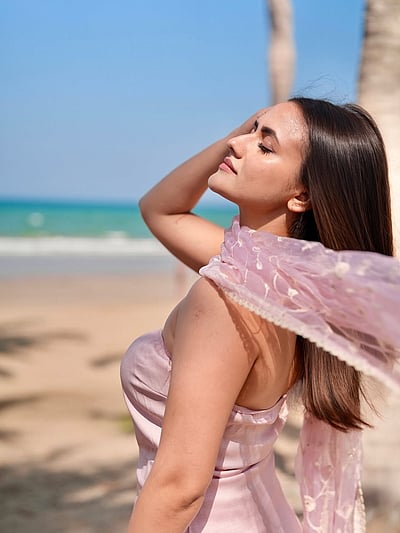 காற்றே பூங்காற்றே... அஹானா சர்மா!