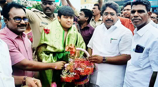 ஆசிய பாட்மிண்டனில் வெண்கலம்: மாணவிக்கு உற்சாக வரவேற்பு