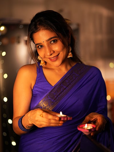 வேல் இருந்தால், ஒளியுண்டு... சாக்‌ஷி அகர்வால்!