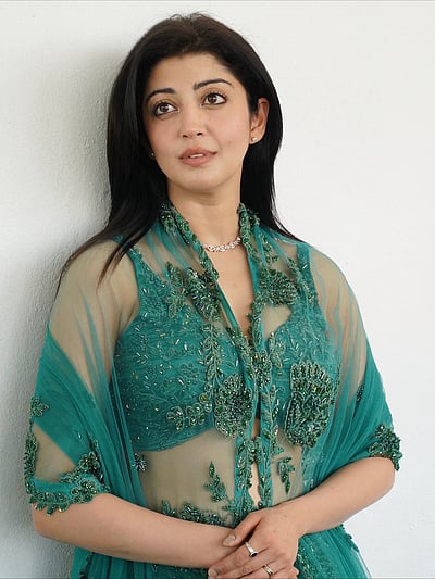 மரகதப் பறவை... பிரணிதா சுபாஷ்!