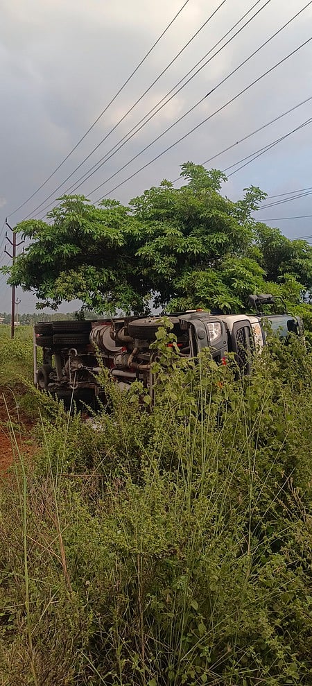 வாடிப்பட்டி அருகே பெட்ரோல் லாரி கவிழ்ந்து விபத்து