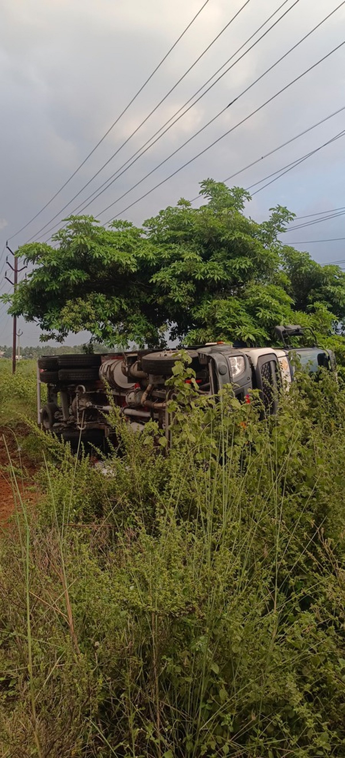 வாடிப்பட்டி அருகே பெட்ரோல் லாரி கவிழ்ந்து விபத்து