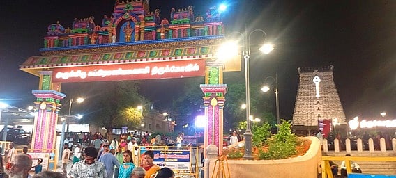 ஐப்பசி மாத பௌா்ணமி : திருச்செந்தூா் கோயிலில் ஆயிரக்கணக்கான பக்தா்கள் சுவாமி தரிசனம்