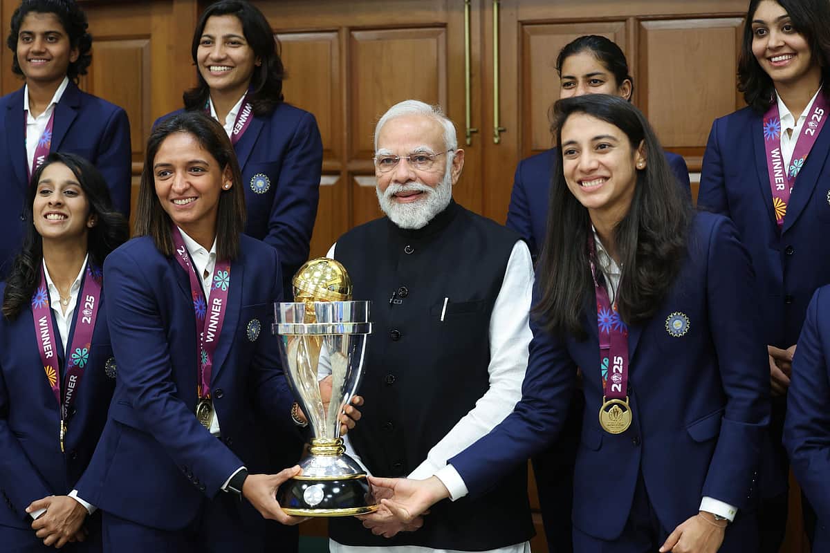 பிரதமர் மோடியுடன் உலகக் கோப்பை வென்ற மகளிர் அணியினர் - புகைப்படங்கள்