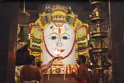 ஆயிரம் கிலோ அன்னம்! தஞ்சை பெருவுடையாருக்கு அன்னாபிஷேகம்!!
