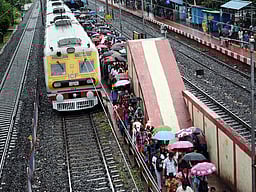 மும்பை: புறநகர் ரயிலில் இருந்து விழுந்து 3 பயணிகள் காயம்