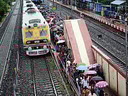 போலீஸில் புகார் அளித்த மனைவியை ஓடும் ரயில் முன் தள்ளிவிட்டுக் கொன்ற கணவன் கைது!