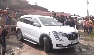 பிகார் துணை முதல்வர் சென்ற கார் மீது தாக்குதல்!